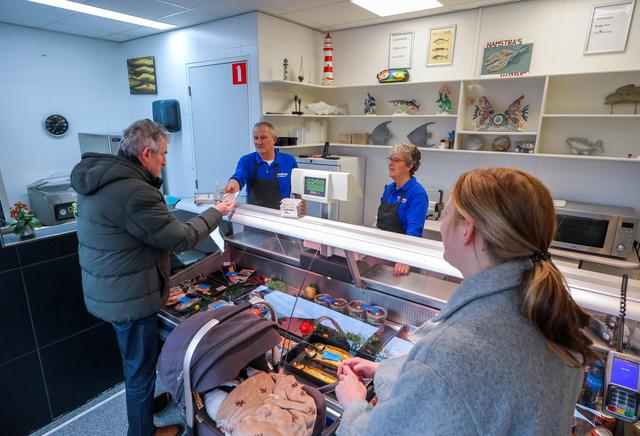 Moet de viswinkel van Jochem en Gonnie in Heerenveen wijken voor uitbreiding van Lidl?