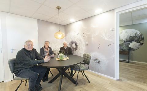 Voorzitter Johan Boersma, kerkrentmeester Haiko Bremer en beheerder Wiepie Renkema van de PKN in Buitenpost in de ontmoetingsruimte van Afscheidshuis Lotus.