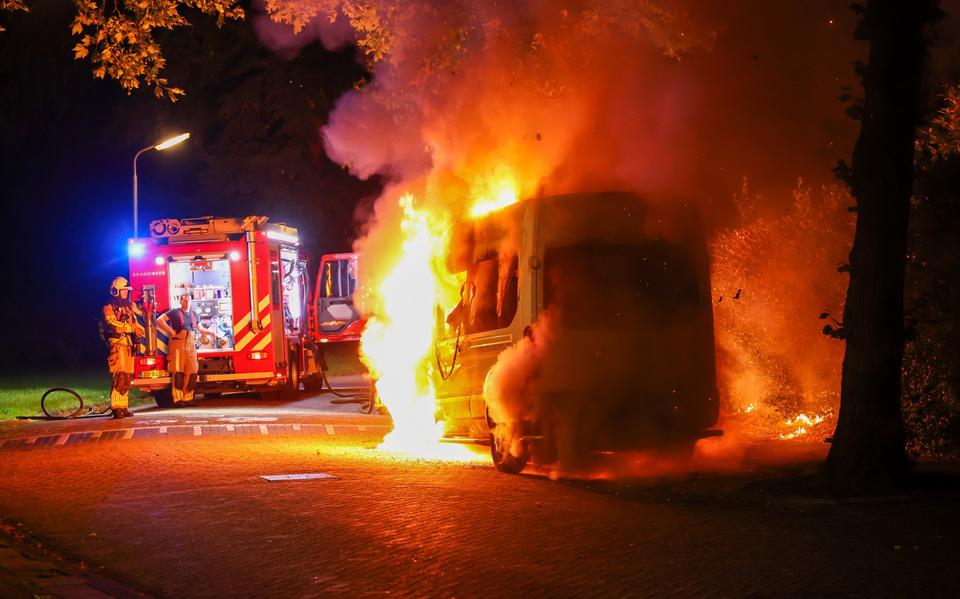 Een taxibusje in Leeuwarden stond in de nacht van zaterdag op zondag in lichterlaaie.