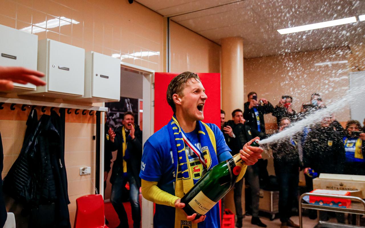 Erik Schouten spuit de champagne die Henk de Jong heeft meegenomen naar Alkmaar. Erik Schouten spuit de champagne die Henk de Jong heeft meegenomen naar Alkmaar.