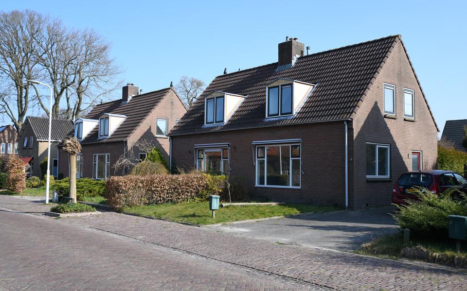 Drie woningen in Oosterstreek gaan in de verkoop.