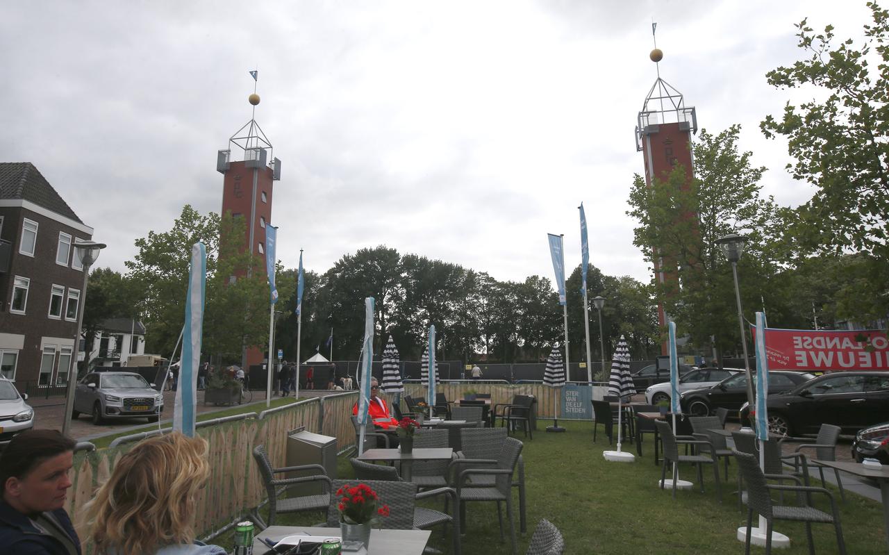 De terrassen rondom het kaatsveld zijn leeg. De terrassen rondom het kaatsveld zijn leeg.