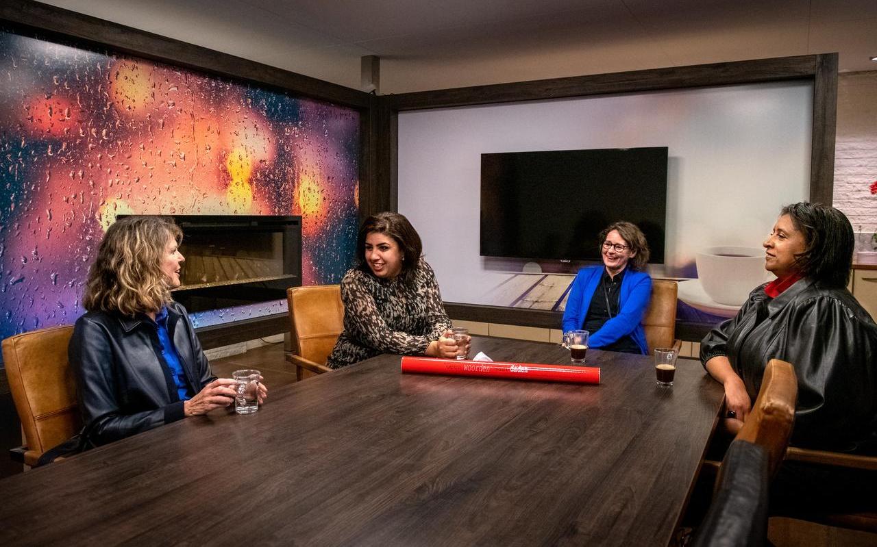 (vlnr) Yvonne Post en Tetsje Kosik van Post Cleaning in gesprek met Zahraa Aldaraaj en Priscilla Dens van bedrijvennetwerk Smallingerlandse Uitdaging over laaggeletterdheid op de werkvloer. Foto Jilmer Postma (vlnr) Yvonne Post en Tetsje Kosik van Post Cleaning in gesprek met Zahraa Aldaraaj en Priscilla Dens van bedrijvennetwerk Smallingerlandse Uitdaging over laaggeletterdheid op de werkvloer. Foto Jilmer Postma