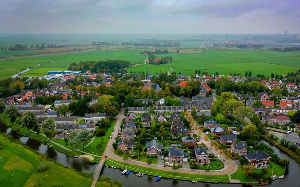 Luchtfoto van Wirdum. Dankzij subsidie van het Rijk zullen in het dorp veertig nieuwe woningen gebouwd worden. 