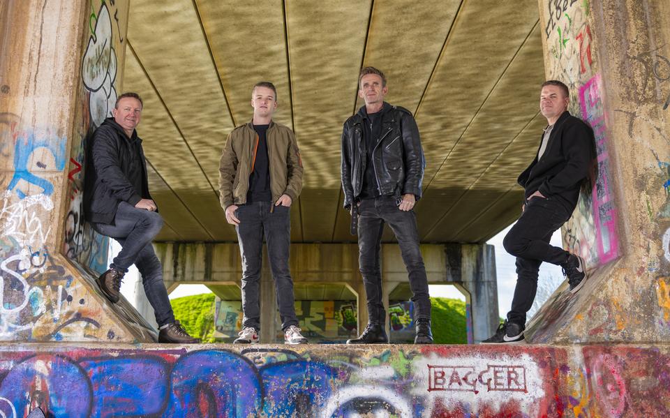 Richard, Kris, Gerben en Geurt 'Bagger' geven ook de regering ervan langs met hun punkrock op syn Liwwadders. 