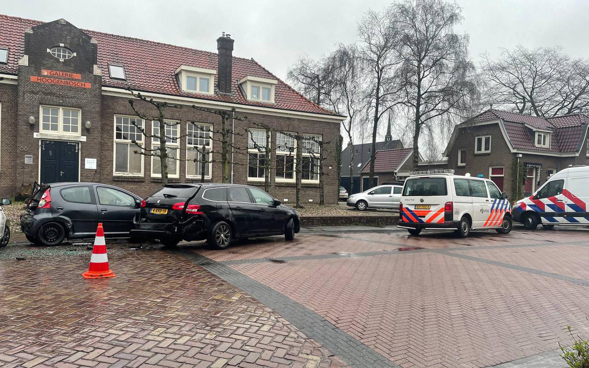 Automobilist botst tegen auto's in Gorredijk.