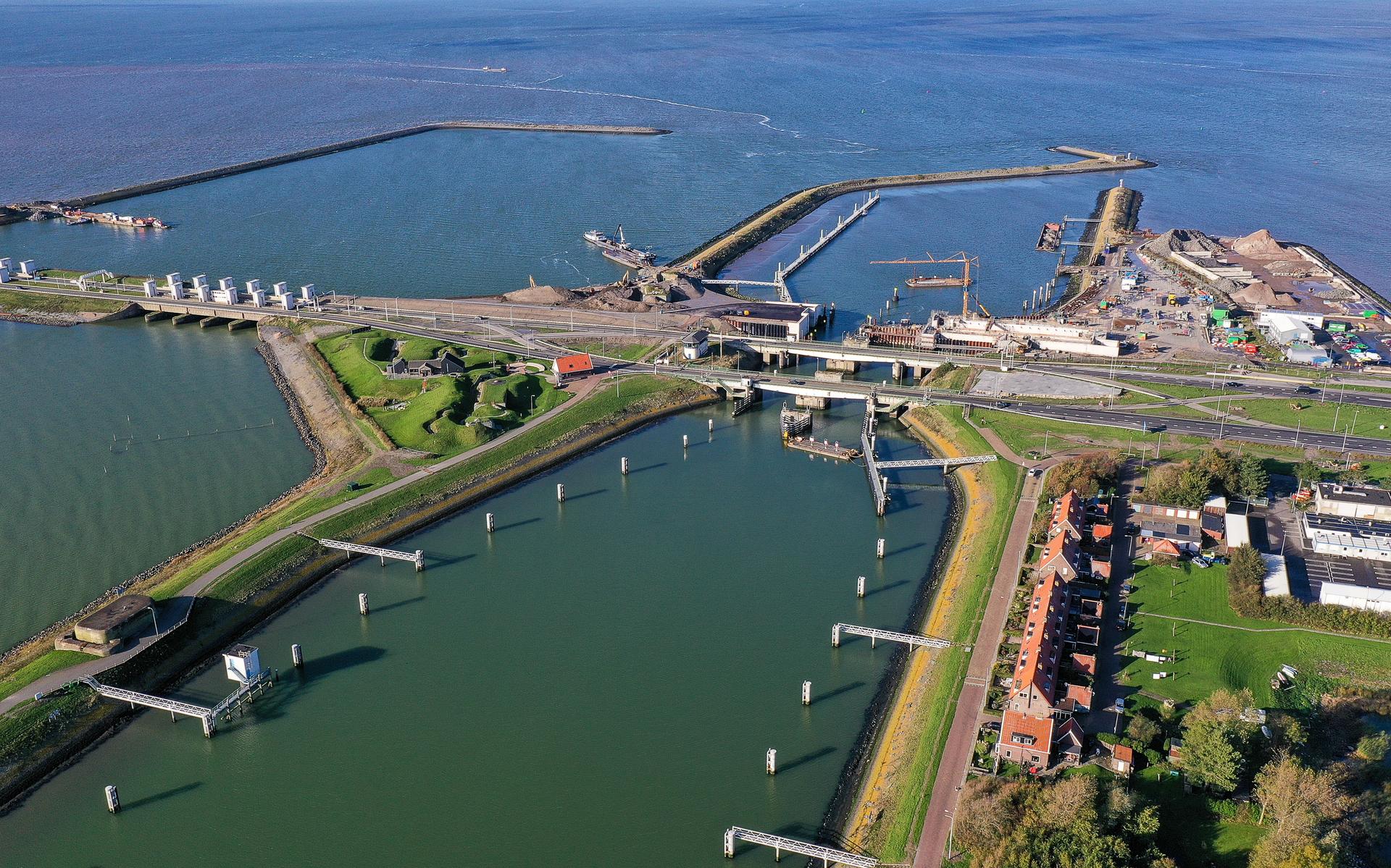Het sluizencomplex bij Kornwerderzand.