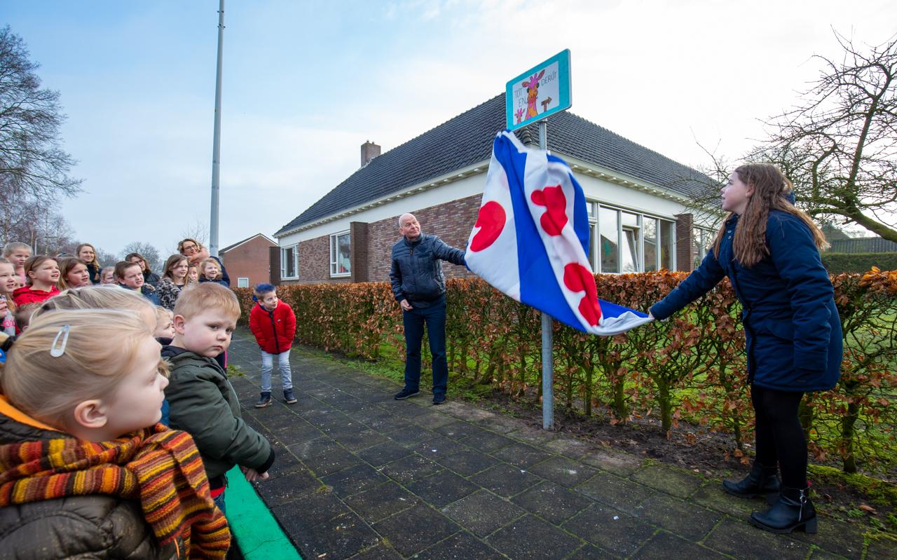 Schoolzone attendeert weggebruikers op De Oanrin in Twijzel - Leeuwarder Courant