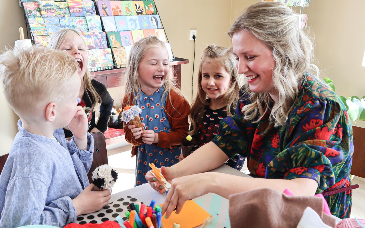 Marijke Buurlage uit Ternaard organiseert een workshop pompomijsjes maken voor kinderen.