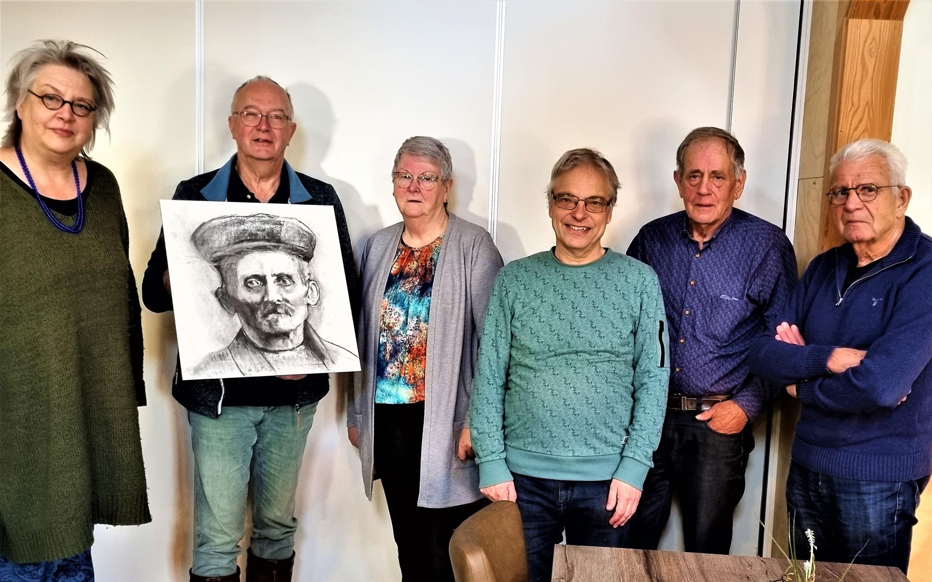 Kunstenaar Hetty Combs met voorzitter Rinze Dijkstra. Janny Winter, Willem Weening, Simon Hoeksma en Jan Tuinstra (van links naar rechts).