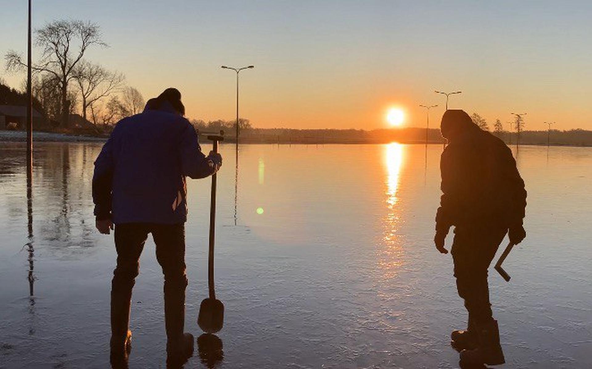 Is het ijs dik genoeg? Zo beleefden Friese ijsmeesters de winterse dag met volop schaatspret