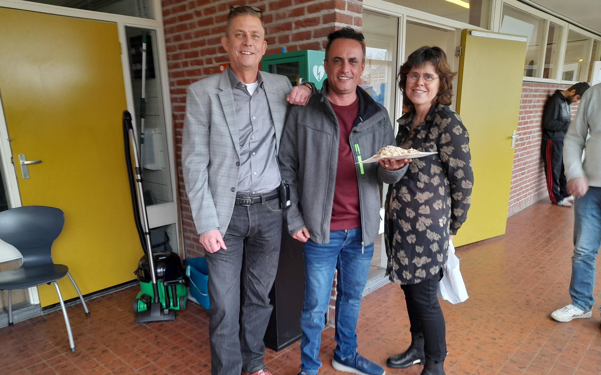 Vluchtelingen en dorpsbewoners eten samen op Foodmarkt in Gerkesklooster-Stroobos: ‘Elkaar beter ler