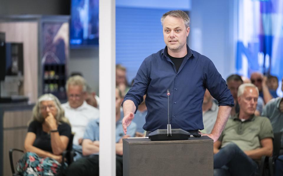 Jan Dijkstra uit de Waterpoortbuurt aan het woord tijdens de inspraakavond over de mogelijke komst van een azc naar Dokkum.