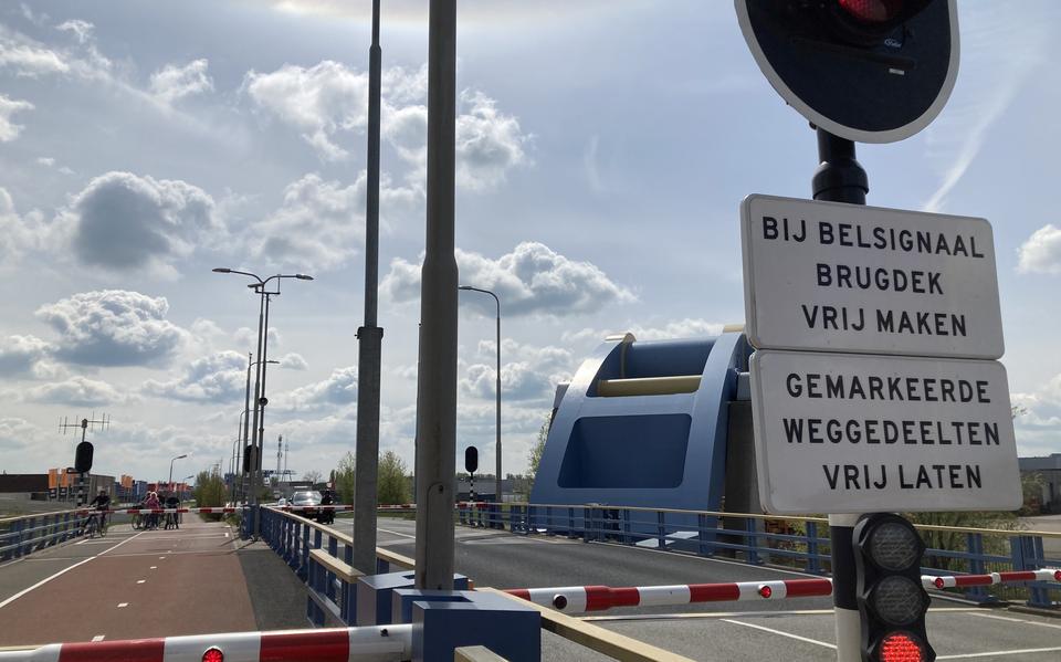 De slagbomen van de Slauerhoffweg in Leeuwarden bleven dicht als de brug gesloten was. 