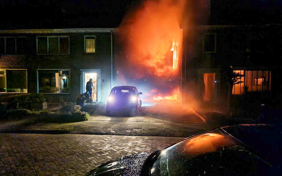 De brandende auto stond tussen twee huizen in Stiens.
