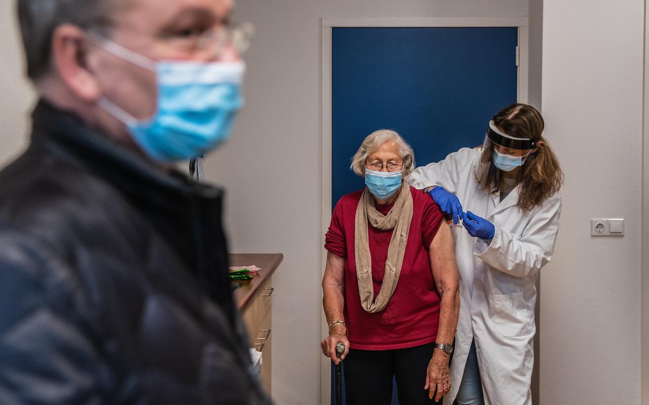 Tweeduizend mensen krijgen een griepprik in gezondheidscentrum Schoterpoort.