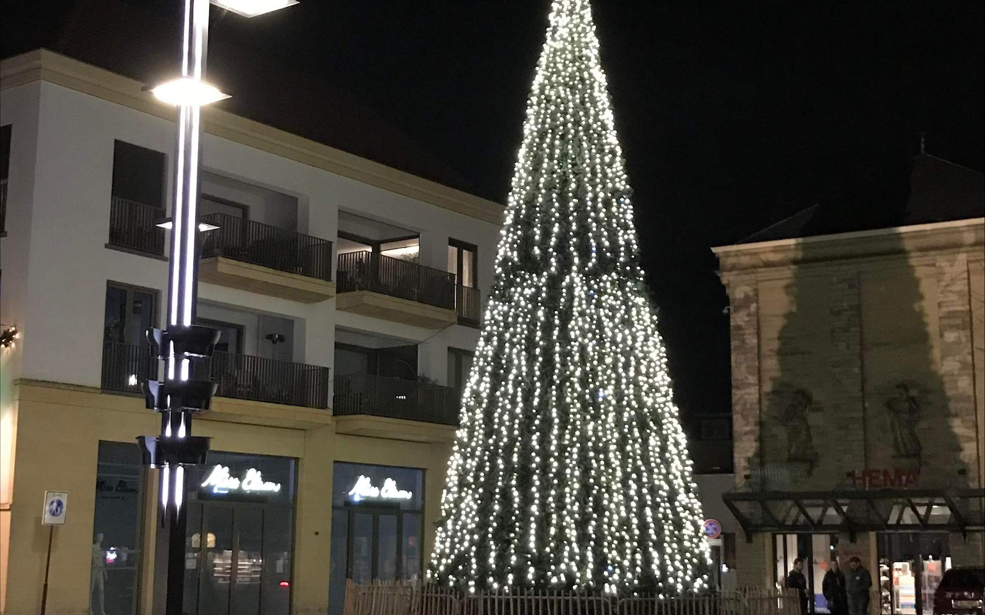 De kerstboom toen-ie nog in Valkenburg stond.