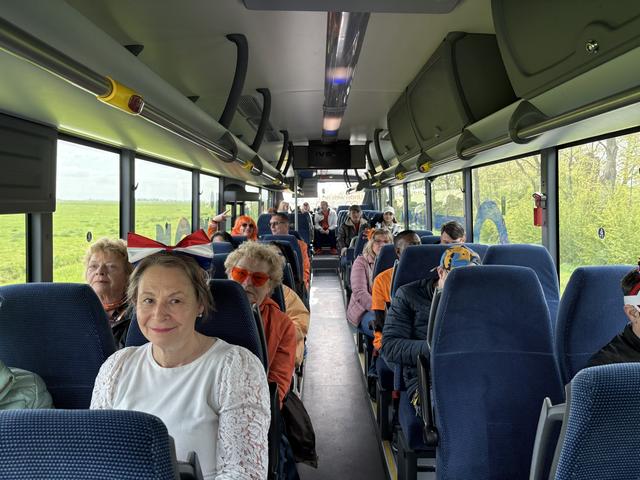 Met zijn allen in de bus naar Dokkum: buschauffeur Doede Postma (64) uit Noardburgum rijdt opeens ac