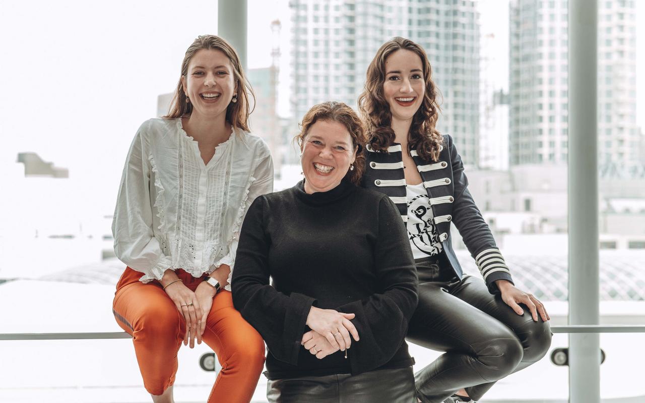 Vrouwenrechtenambassadeur Pascalle Grotenhuis (midden) met naast haar Laura Bas en Lisa de Pagter (met oranje broek). Samen met deze twee jongerenambassadeurs bezoekt Grotenhuis tijdens de 'Orange the World'-campagne verschillende scholen in Nederland om met jongeren in gesprek te gaan over geweld tegen vrouwen. Ook vliegt zij naar New York en Washington om daar te leren van het genderbeleid van de Amerikanen. Vrouwenrechtenambassadeur Pascalle Grotenhuis (midden) met naast haar Laura Bas en Lisa de Pagter (met oranje broek). Samen met deze twee jongerenambassadeurs bezoekt Grotenhuis tijdens de 'Orange the World'-campagne verschillende scholen in Nederland om met jongeren in gesprek te gaan over geweld tegen vrouwen. Ook vliegt zij naar New York en Washington om daar te leren van het genderbeleid van de Amerikanen.