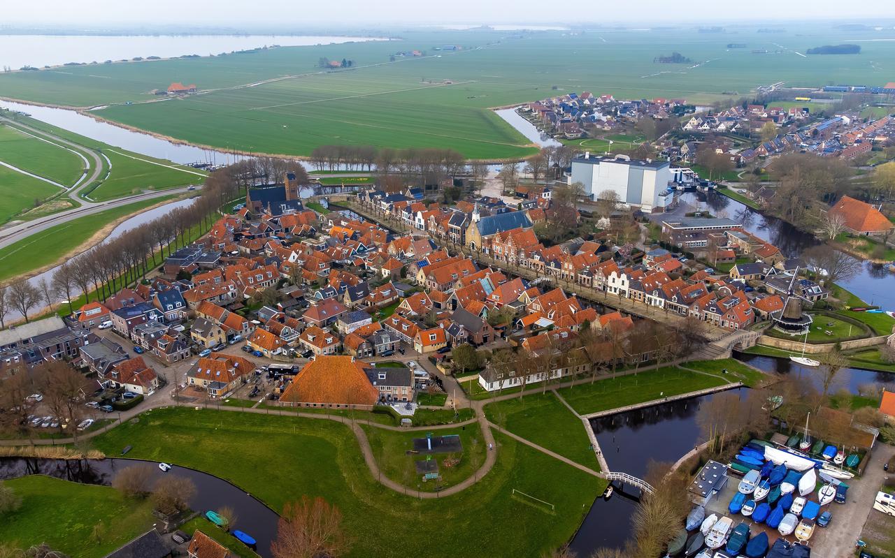 De diervoederfabriek van Trouw Nutrition, het grijzige blok rechts bovenin op de foto, staat pal op de historische binnenstad van Sloten.