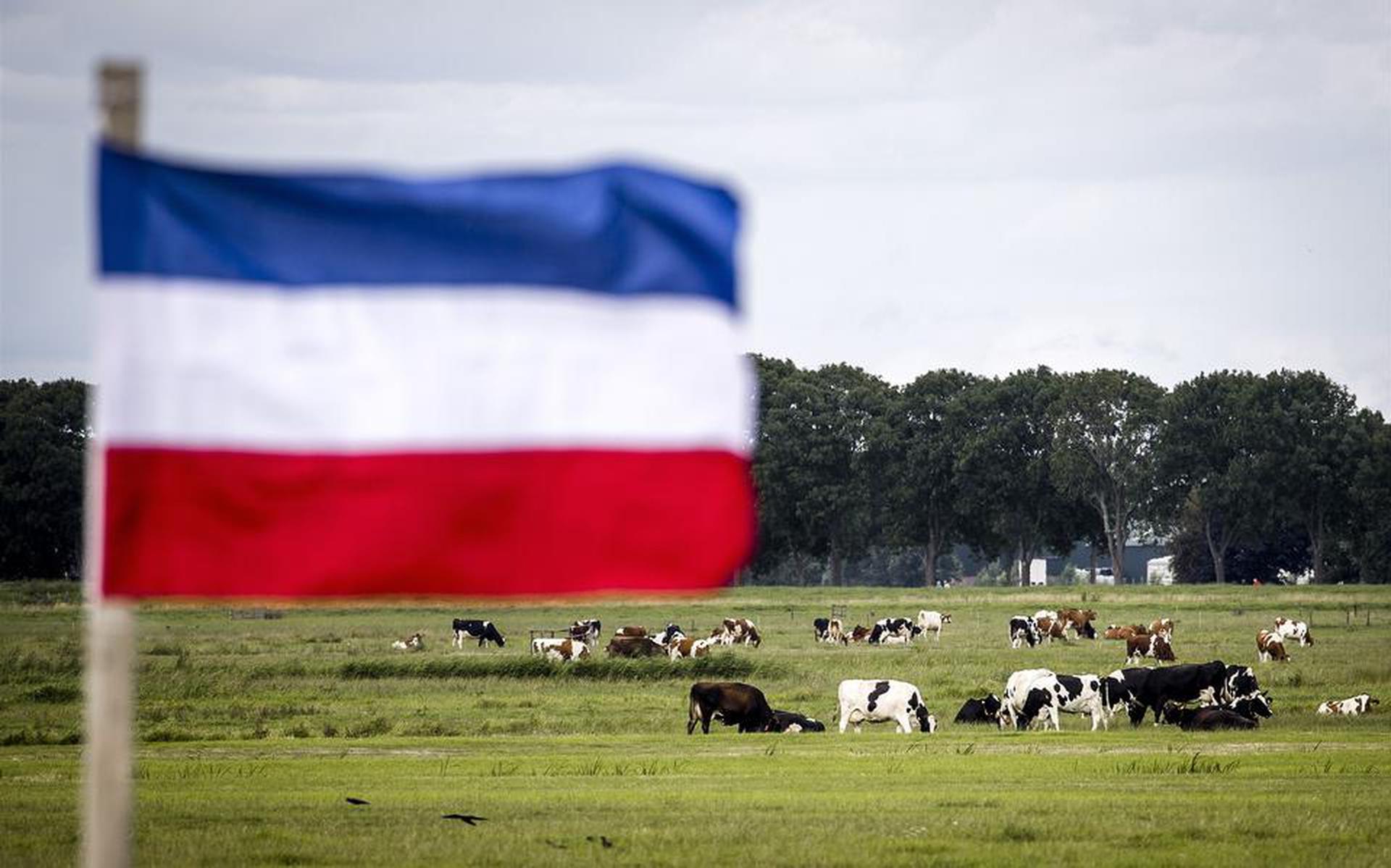 Burgemeesters roepen boeren op de vlag goed te hangen tijdens Dodenherdenking. 