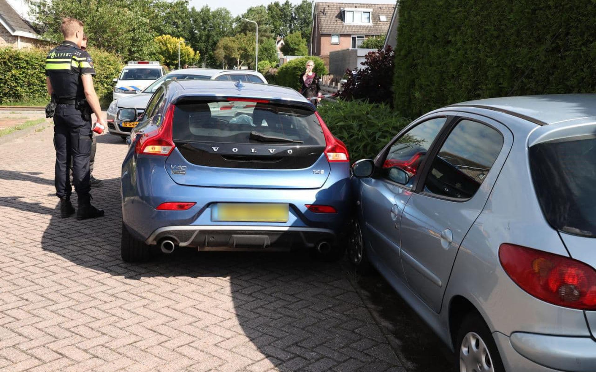 Twee auto's Rottum en knallen geparkeerde auto aan - Leeuwarder
