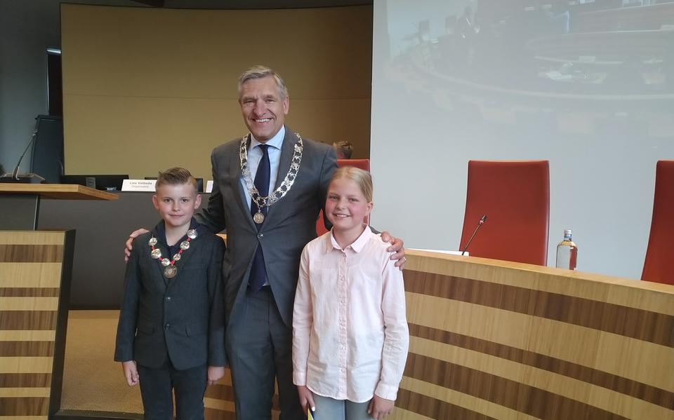 Kinderburgemeester Levi, burgemeester Buma en loco burgemeester Anouk.