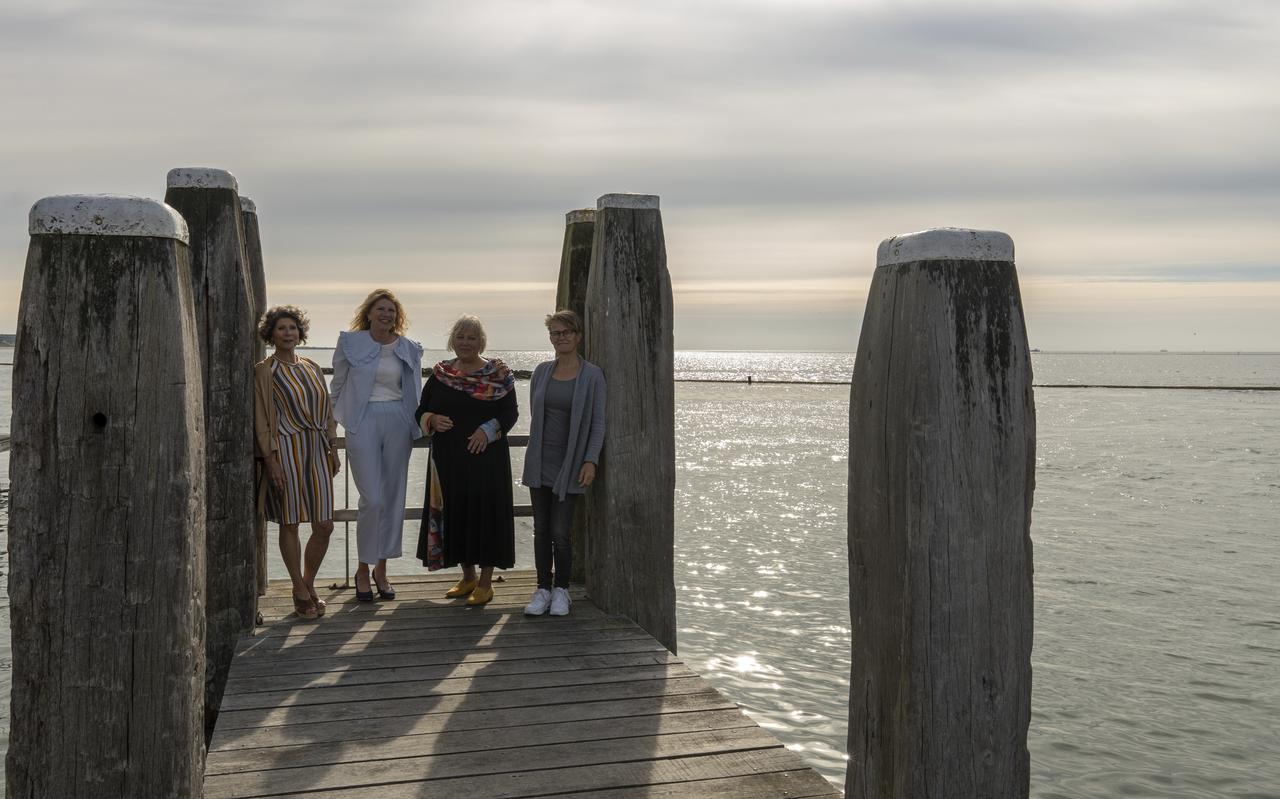 De bestuurders van het vrouwencollege van Terschelling (vlnr): Gemeentesecretaris Hetty de Jong, wethouder Jeltje Hoekstra-Sikkema, burgemeester Caroline van de Pol en wethouder Gea van Essen. De bestuurders van het vrouwencollege van Terschelling (vlnr): Gemeentesecretaris Hetty de Jong, wethouder Jeltje Hoekstra-Sikkema, burgemeester Caroline van de Pol en wethouder Gea van Essen.