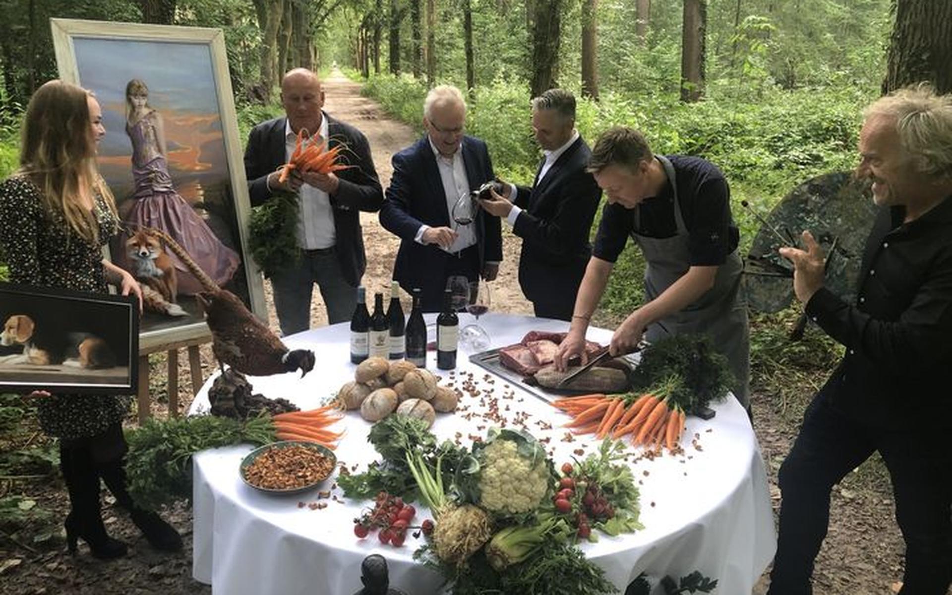 Het geld is bijeengebracht tijdens een Wild Art Diner in Parkhotel Tjaarda, waarbij kunstwerken werden geveild.