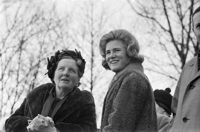 Koningin Juliana en Sjoukje Dijkstra in 1963.