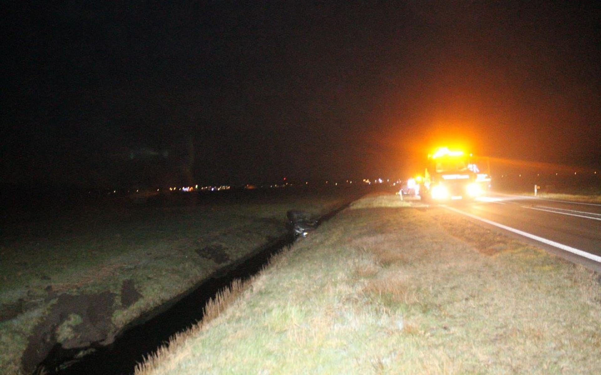 Auto wijkt uit voor ree en belandt in sloot langs de Lauwersseewei - Leeuwarder Courant