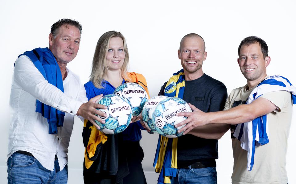 Vlnr. Febo Roosenburg, Line Atsma, Jan Faber en Simon Smink voorspellen iedere week wedstrijden in het Friese amateurvoetbal voor de Leeuwarder Courant.