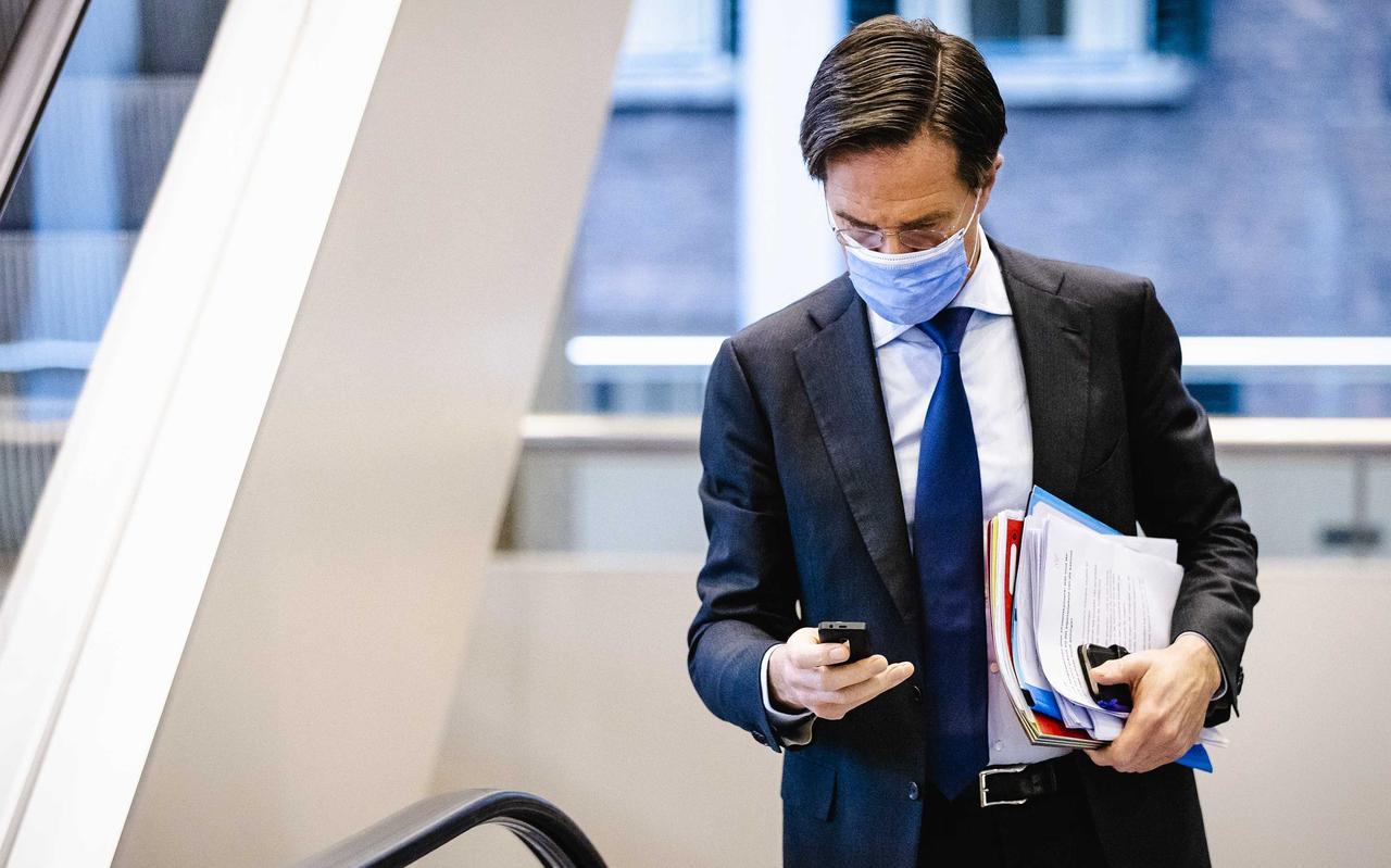 Demissionair premier Mark Rutte afgelopen week in de Tweede Kamer voor de nieuwe spoedwet over de avondklok. Zolang 'links' het niet eens wordt, komt voortzetting van de huidige coalitie met de dag dichterbij. FOTO ANP Demissionair premier Mark Rutte afgelopen week in de Tweede Kamer voor de nieuwe spoedwet over de avondklok. Zolang 'links' het niet eens wordt, komt voortzetting van de huidige coalitie met de dag dichterbij. FOTO ANP