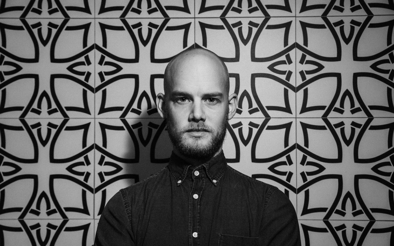 Maarten Hogenhuis. ,,Veel mensen denken dat ze kennis nodig hebben om naar een jazzconcert te gaan. Maar ik heb ook geen kennis nodig voor Beyoncé." FOTO LOTTE DE GRAAF Maarten Hogenhuis. ,,Veel mensen denken dat ze kennis nodig hebben om naar een jazzconcert te gaan. Maar ik heb ook geen kennis nodig voor Beyoncé." FOTO LOTTE DE GRAAF