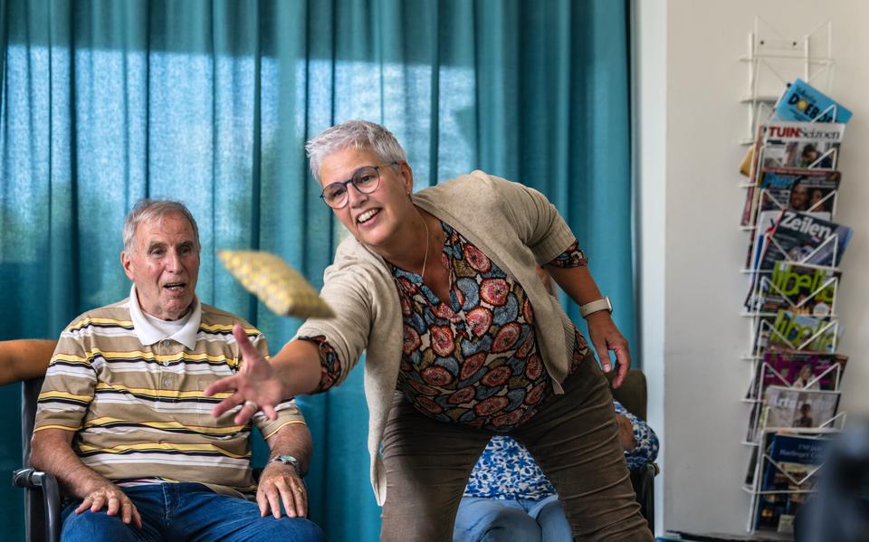 Joop Weitenberg (76) uit Leeuwarden doet mee aan de beweegactiviteit en zorgonderneemster Ludwina Castelein van De Herbergier helpt hem.