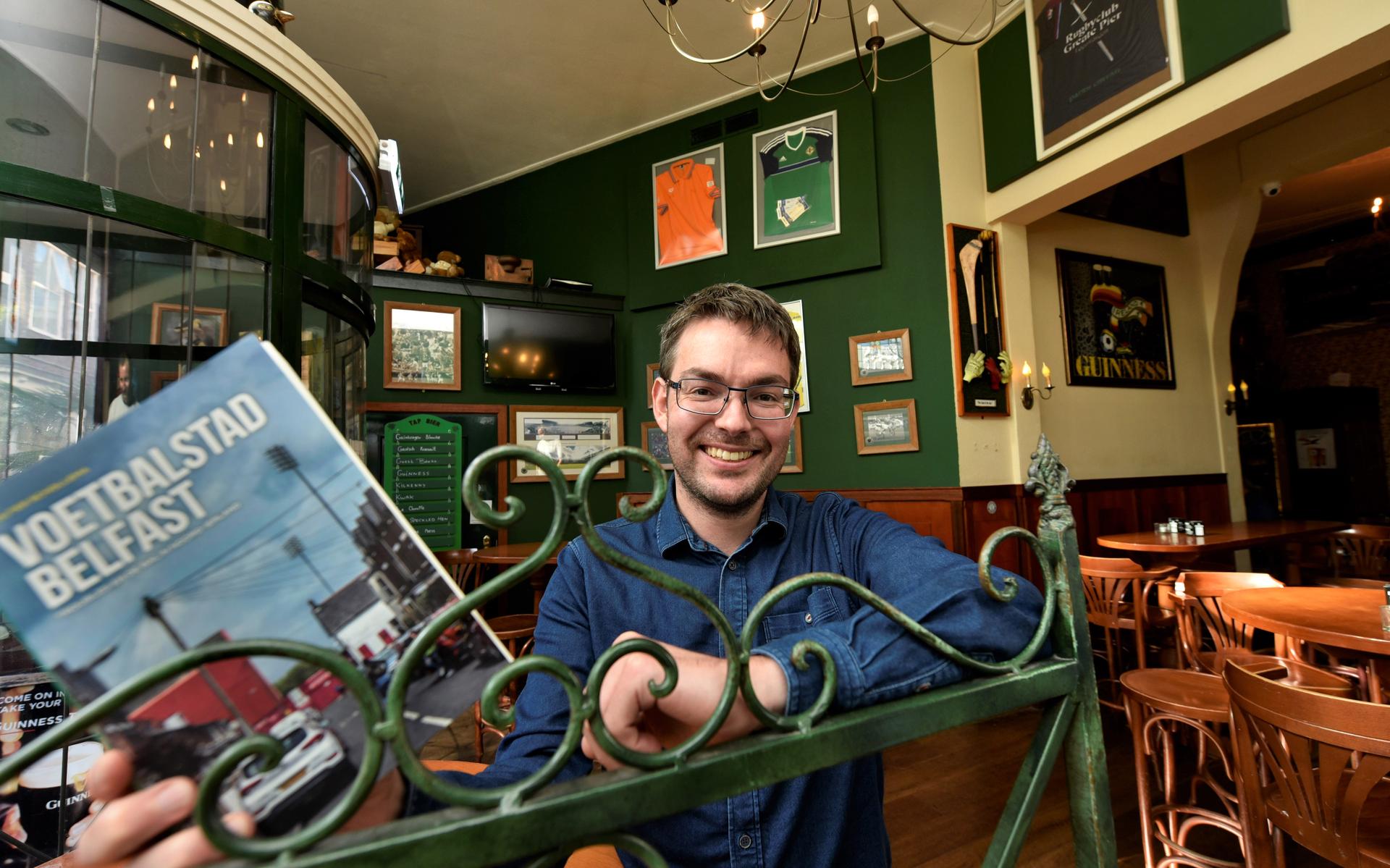 Wouter Schollema uit Buitenpost is verliefd op het voetbal in de Noord-Ierse hoofdstad Belfast en he