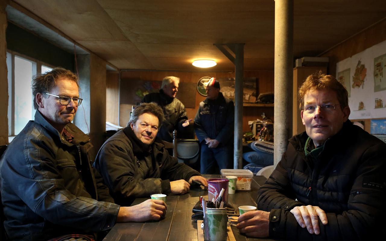 Akkerbouwers Doeke Terpstra (links) en Arjen Bouma in gesprek met Berend Terluin (rechts) over de 'derogatie-soap'. 
