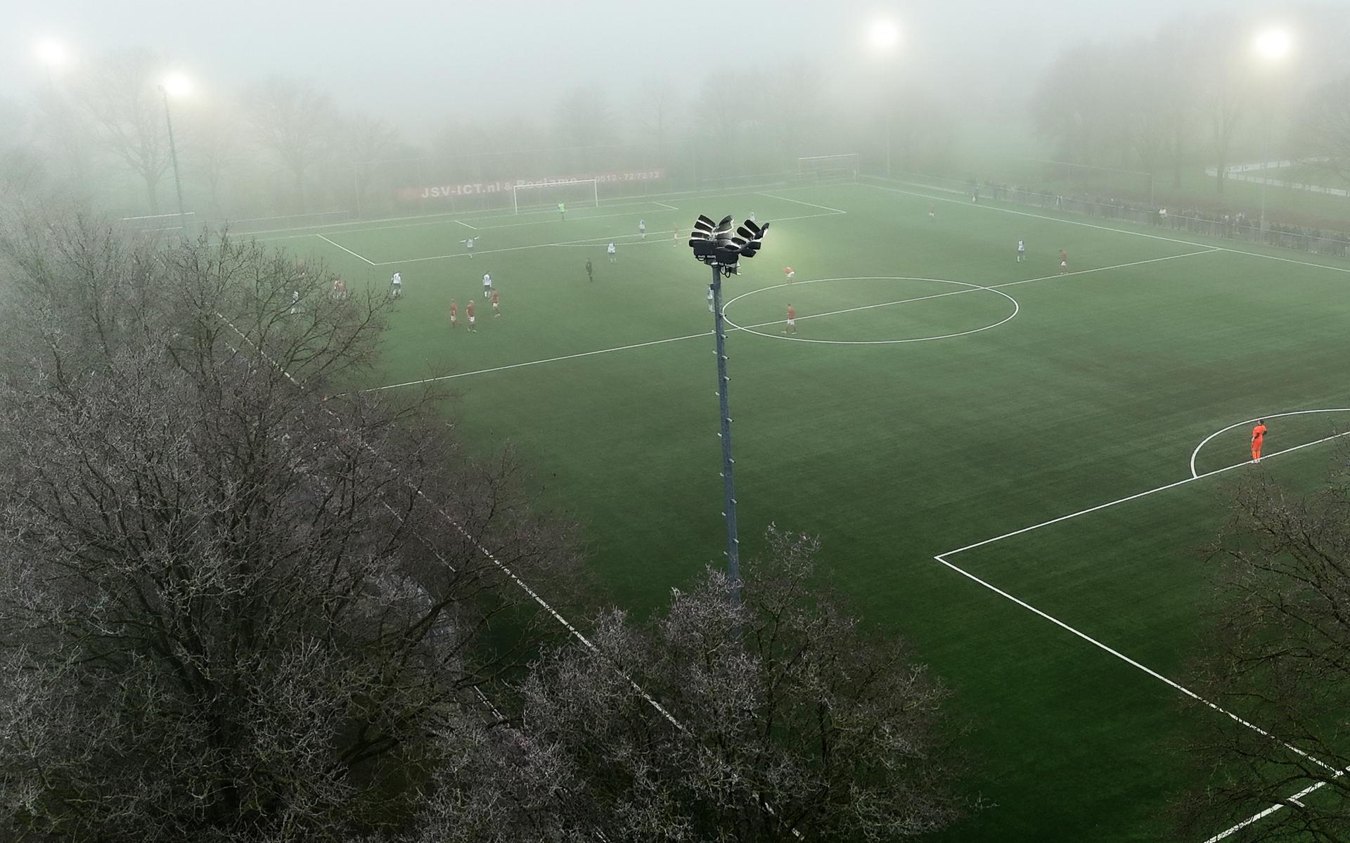 Bom doet Staverse defensie ontploffen in Sint Annaparochie, spektakel in Workum en gehavend Haulerwi