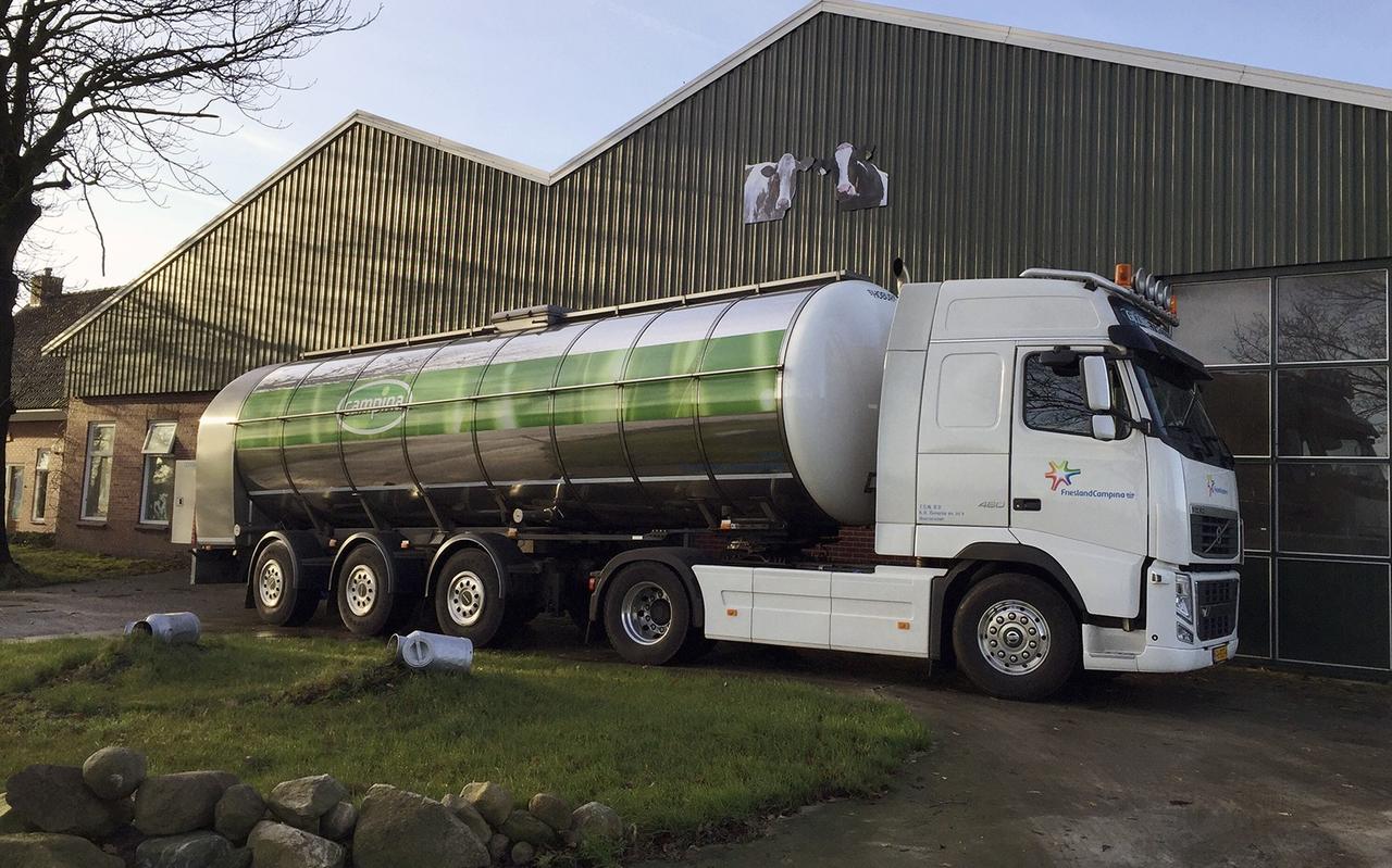 Een melkwagen haalt voor FrieslandCampina melk op bij een melkveehouder. Een melkwagen haalt voor FrieslandCampina melk op bij een melkveehouder.