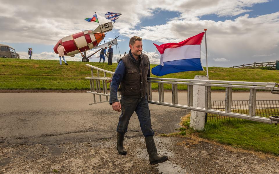 Arjan van der Bijl heeft de vlag uitgehangen in Bantega. 