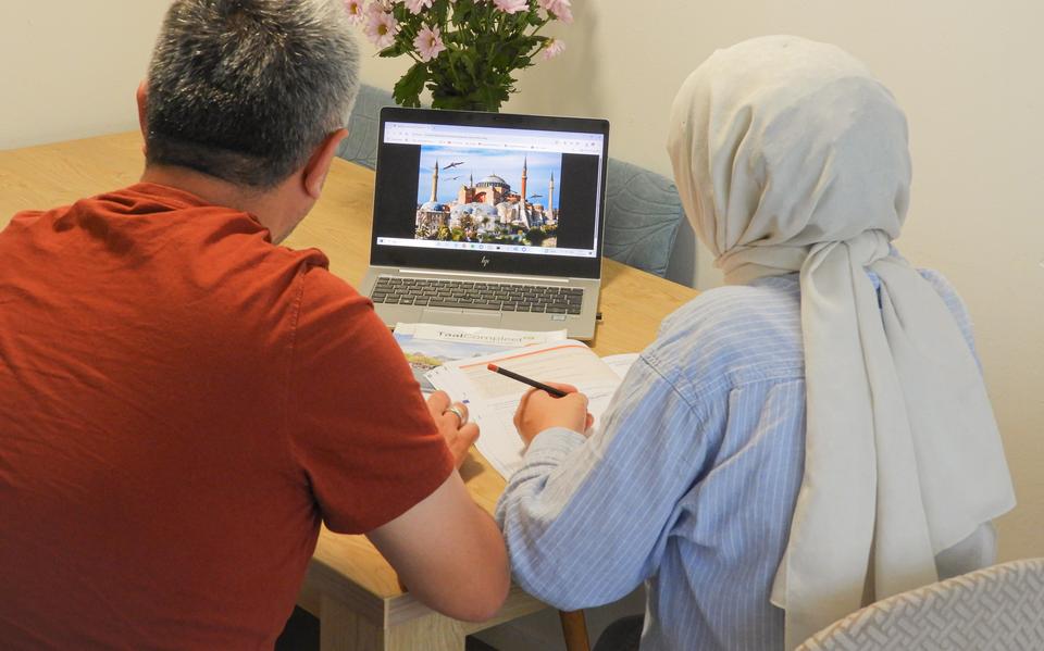 De Turkse statushouders Mehmet en zijn vrouw Elif studeren Nederlands.