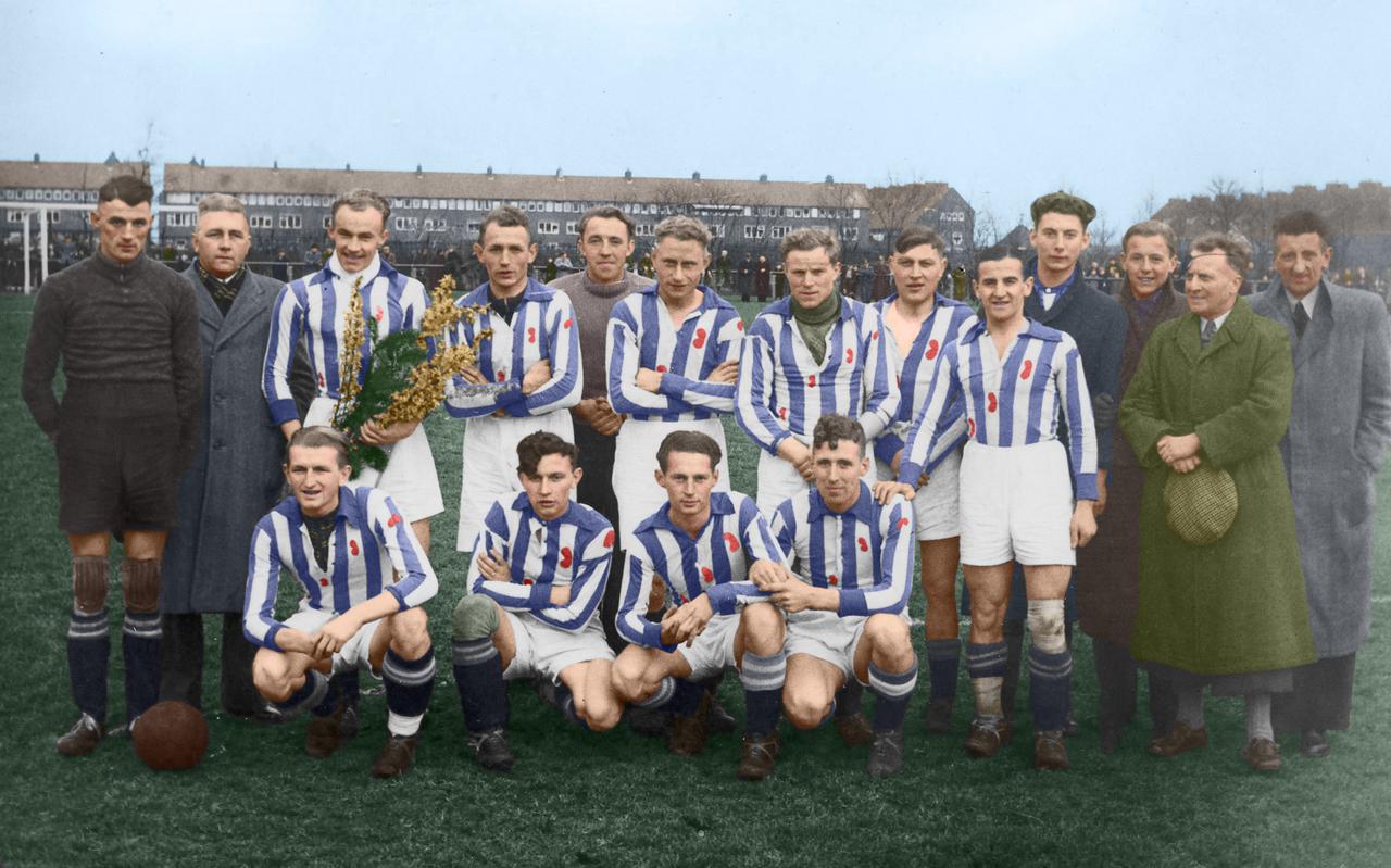 Het elftal van Heerenveen na het in 1944 behaalde kampioenschap van het noorden. Het derde en dan voorlopig het laatste. Fotobewerking Julia Ukolova Het elftal van Heerenveen na het in 1944 behaalde kampioenschap van het noorden. Het derde en dan voorlopig het laatste. Fotobewerking Julia Ukolova