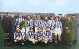 Het elftal van Heerenveen na het in 1944 behaalde kampioenschap van het noorden. Het derde en dan voorlopig het laatste. Fotobewerking Julia Ukolova  