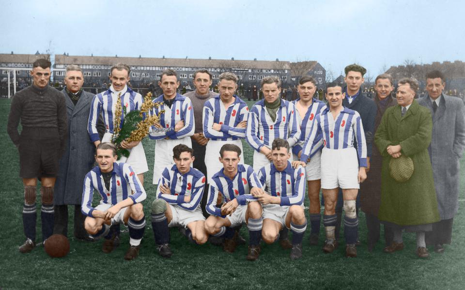Het elftal van Heerenveen na het in 1944 behaalde kampioenschap van het noorden. Het derde en dan voorlopig het laatste. Fotobewerking Julia Ukolova  