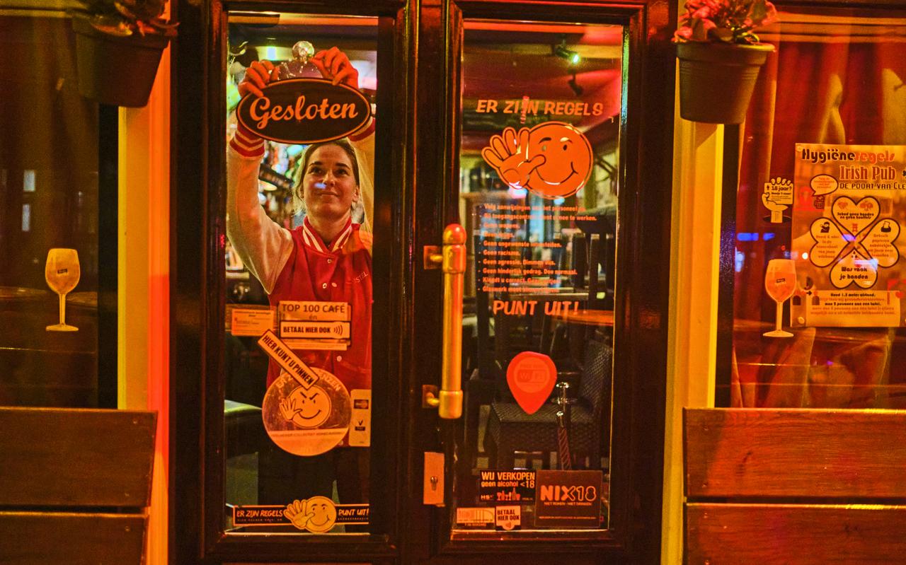 Eigenaresse Anouk van Omme van Irish Pub de Poort van Cleef in Sneek sluit de deuren: het is tien uur. Eigenaresse Anouk van Omme van Irish Pub de Poort van Cleef in Sneek sluit de deuren: het is tien uur.