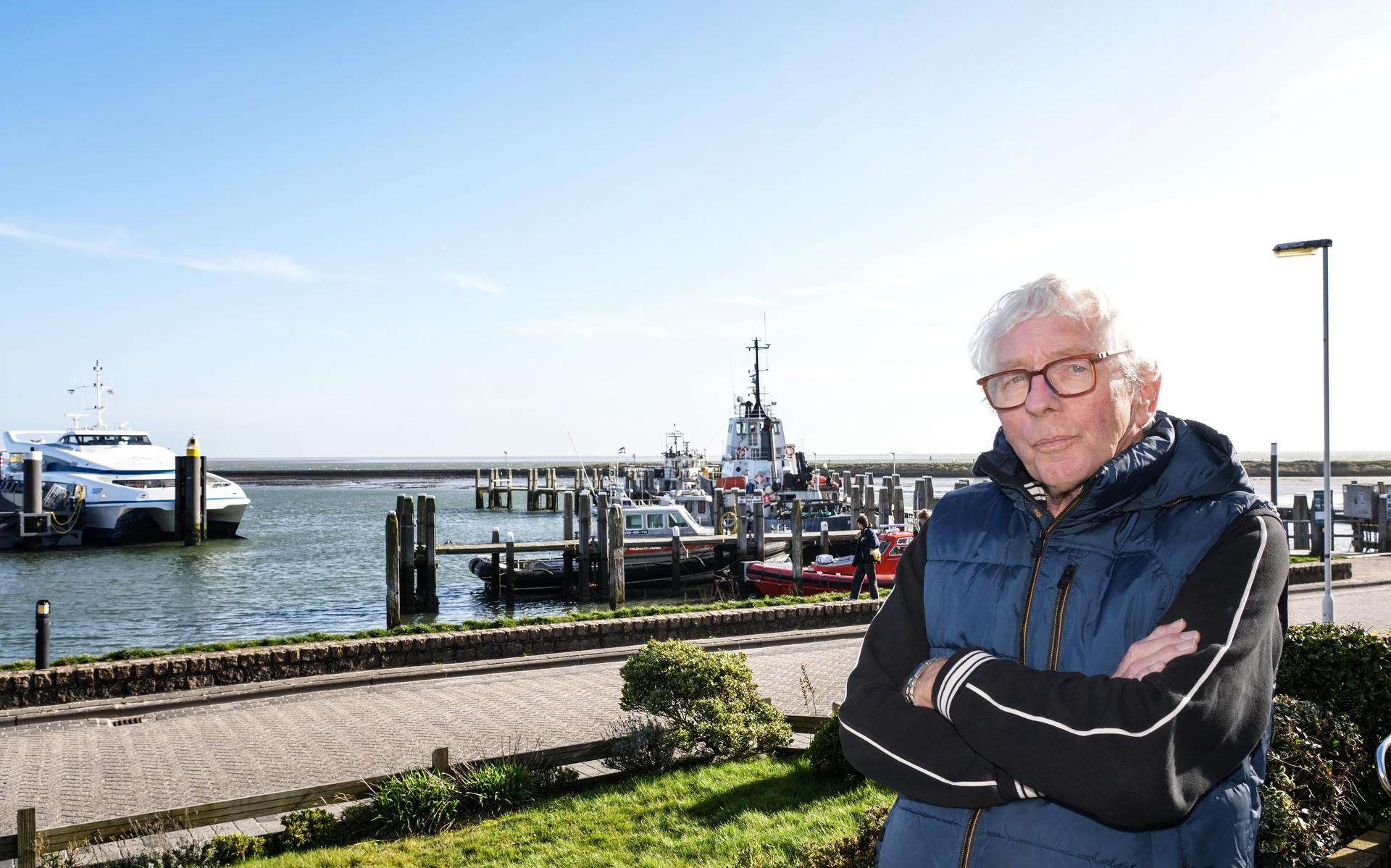 Sytse Schoustra, in zijn voortuin aan de Willem Barentszkade in West-Terschelling.
