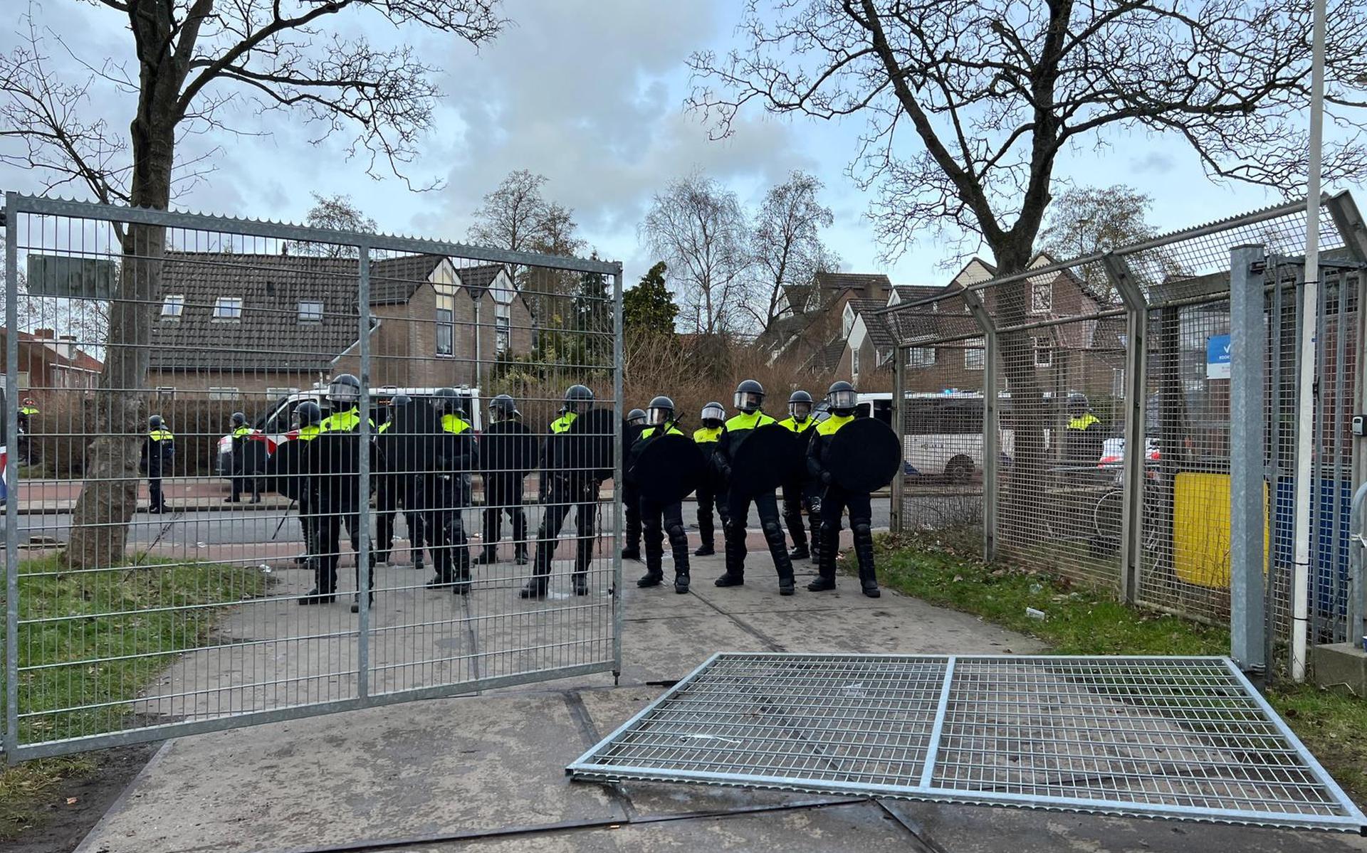 De Mobiele Eenheid in actie bij het Cambuurstadion na afloop van de Friese derby tussen SC Cambuur en SC Heerenveen. 