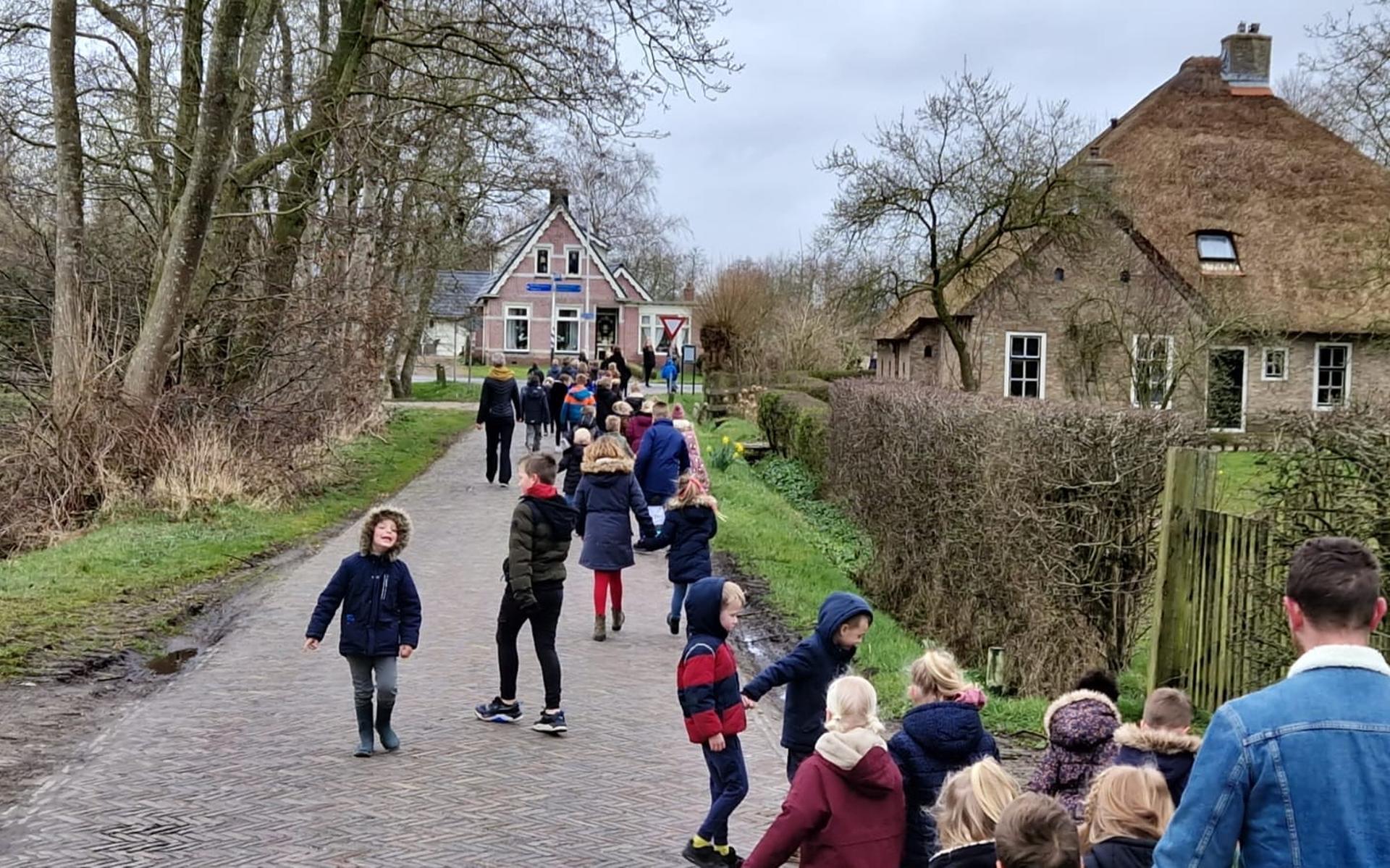 Schoolkinderen in Tytsjerksteradiel lopen een week lang de Daily Mile voor Oekraïne - Leeuwarder Cou