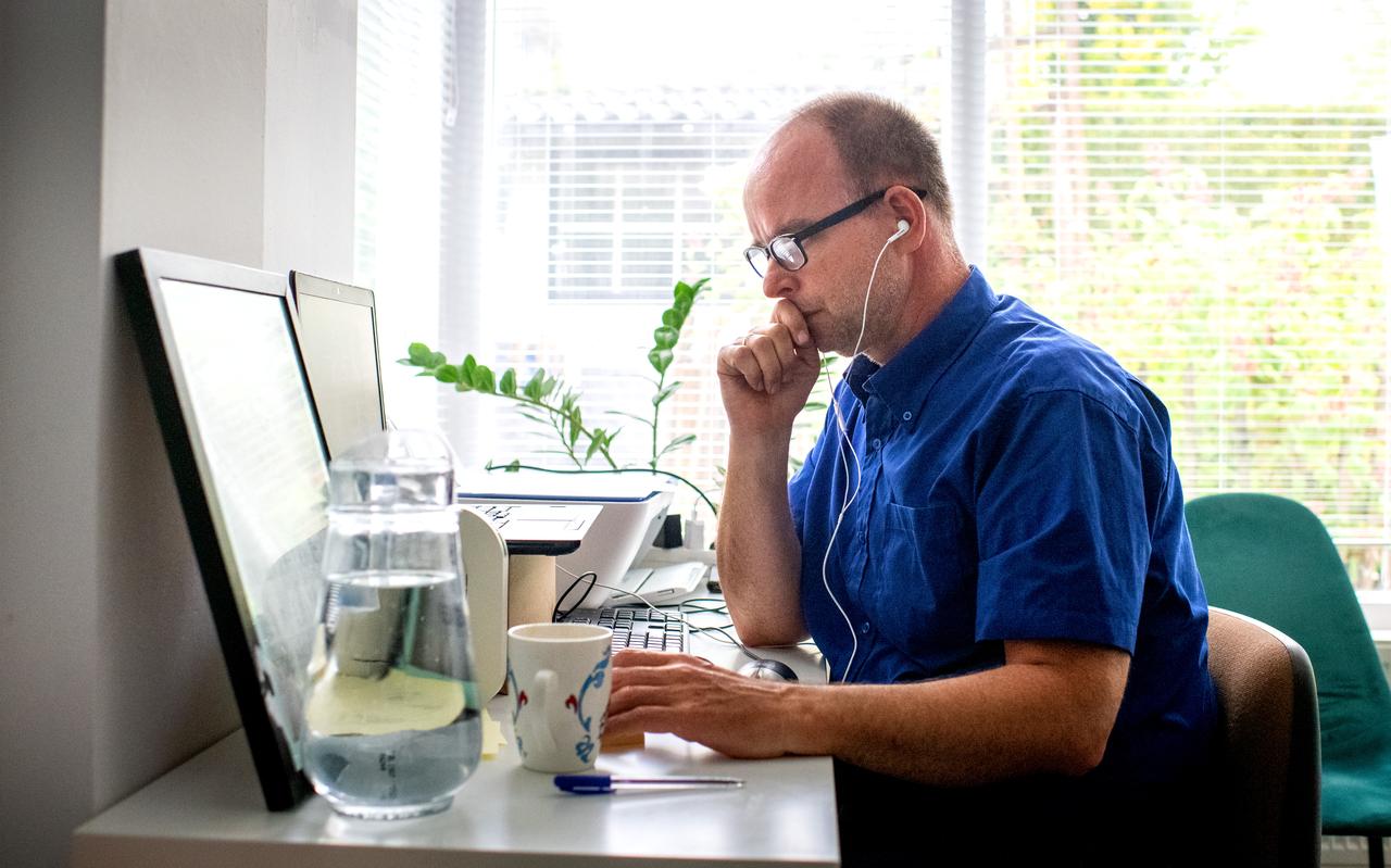MBO-docent Conrad Berghoef is aanwezig bij een online examen. MBO-docent Conrad Berghoef is aanwezig bij een online examen.