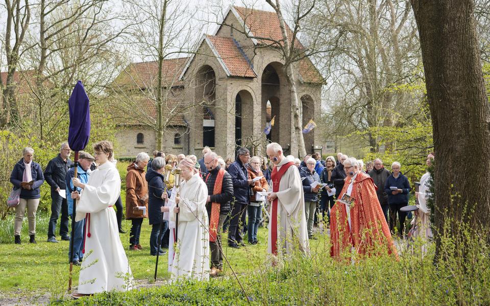 De kruiswegloop met op de achtergrond de Bonifatiuskapel. 